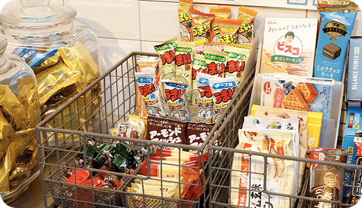 写真 : 無料お菓子コーナー&オフィスカフェ